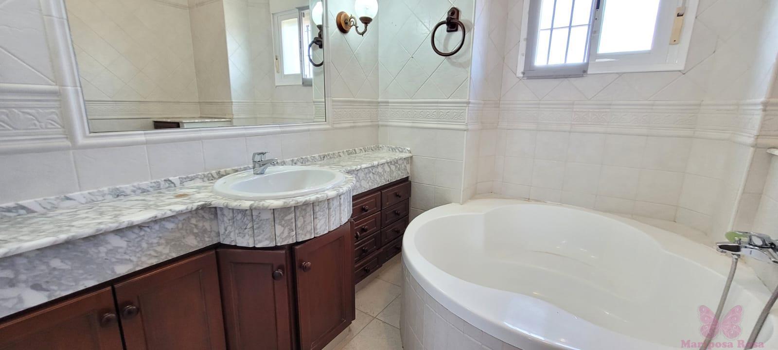 Suite bathroom