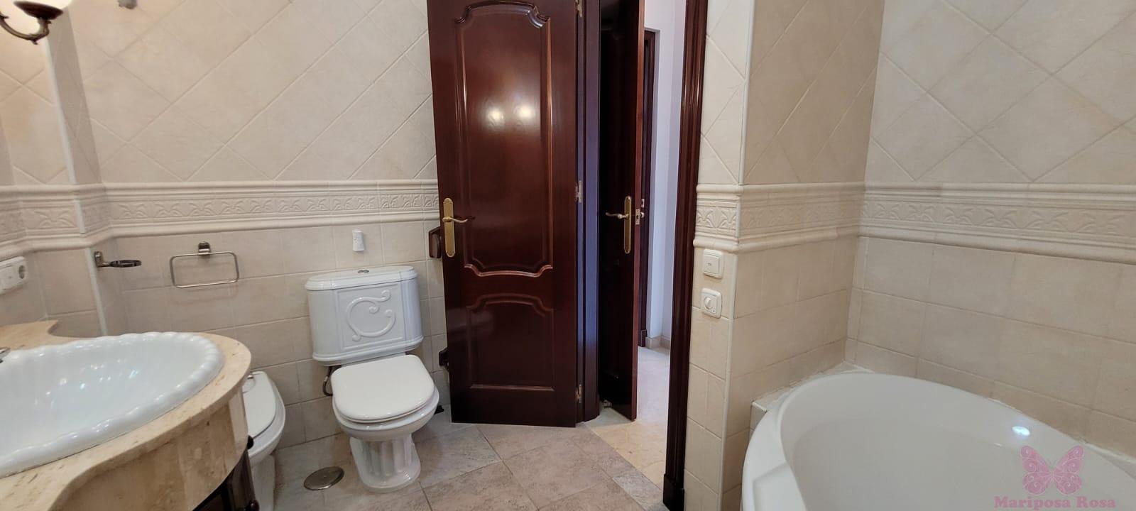 Suite bathroom