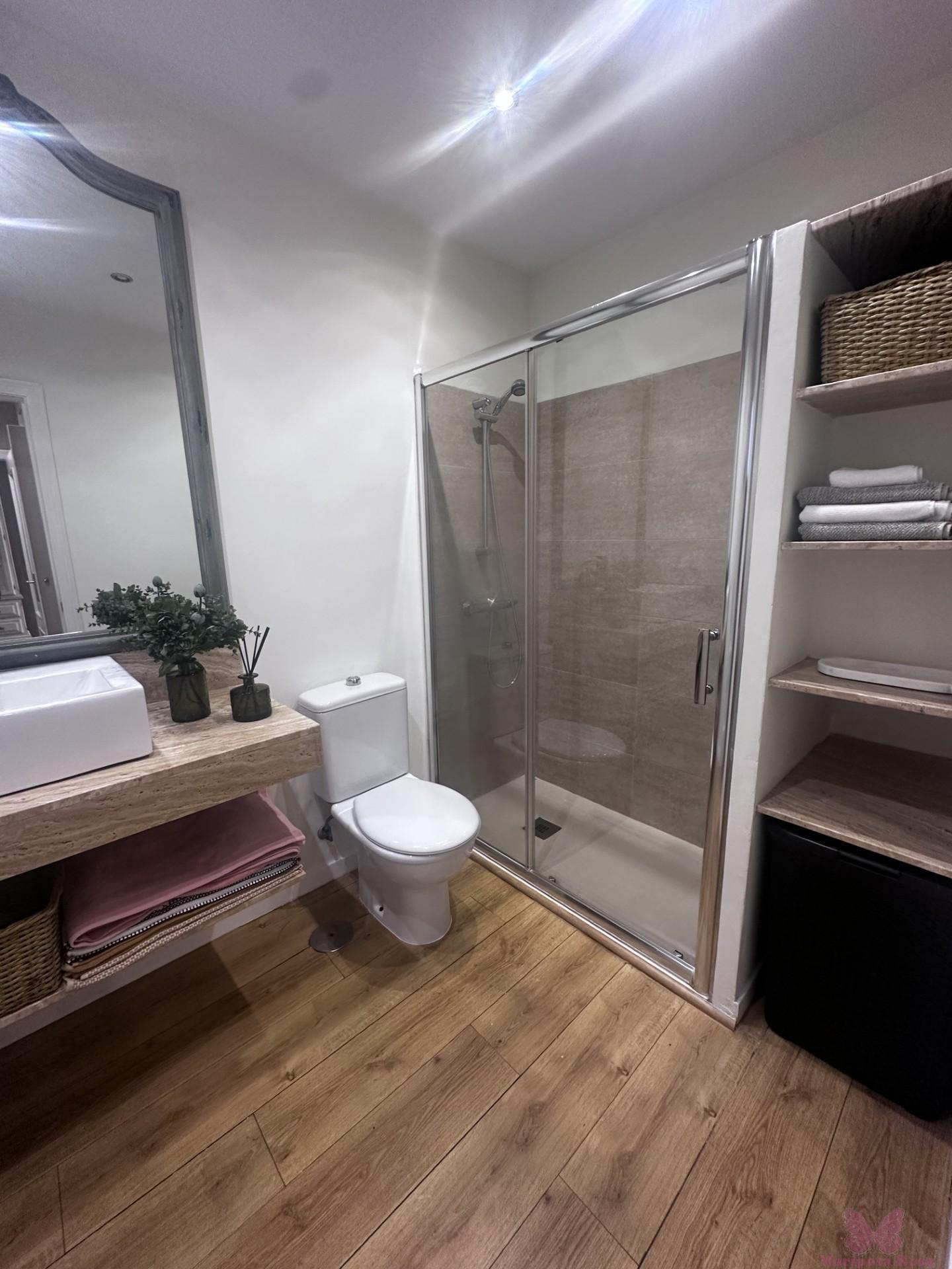Suite bathroom