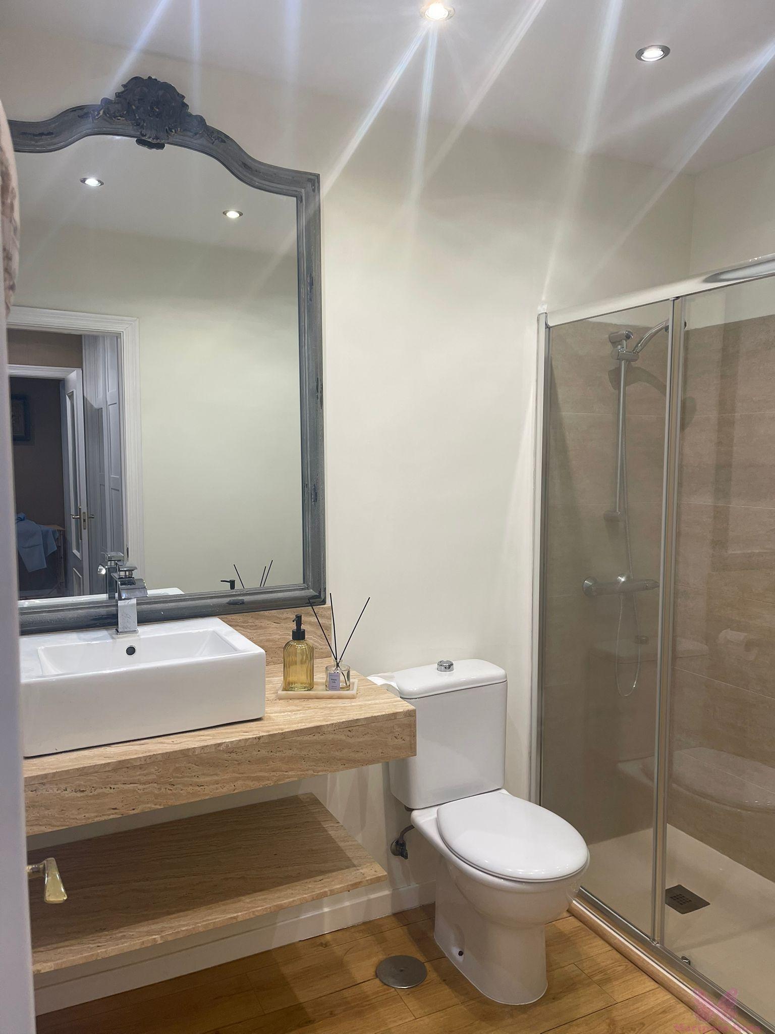 Suite bathroom