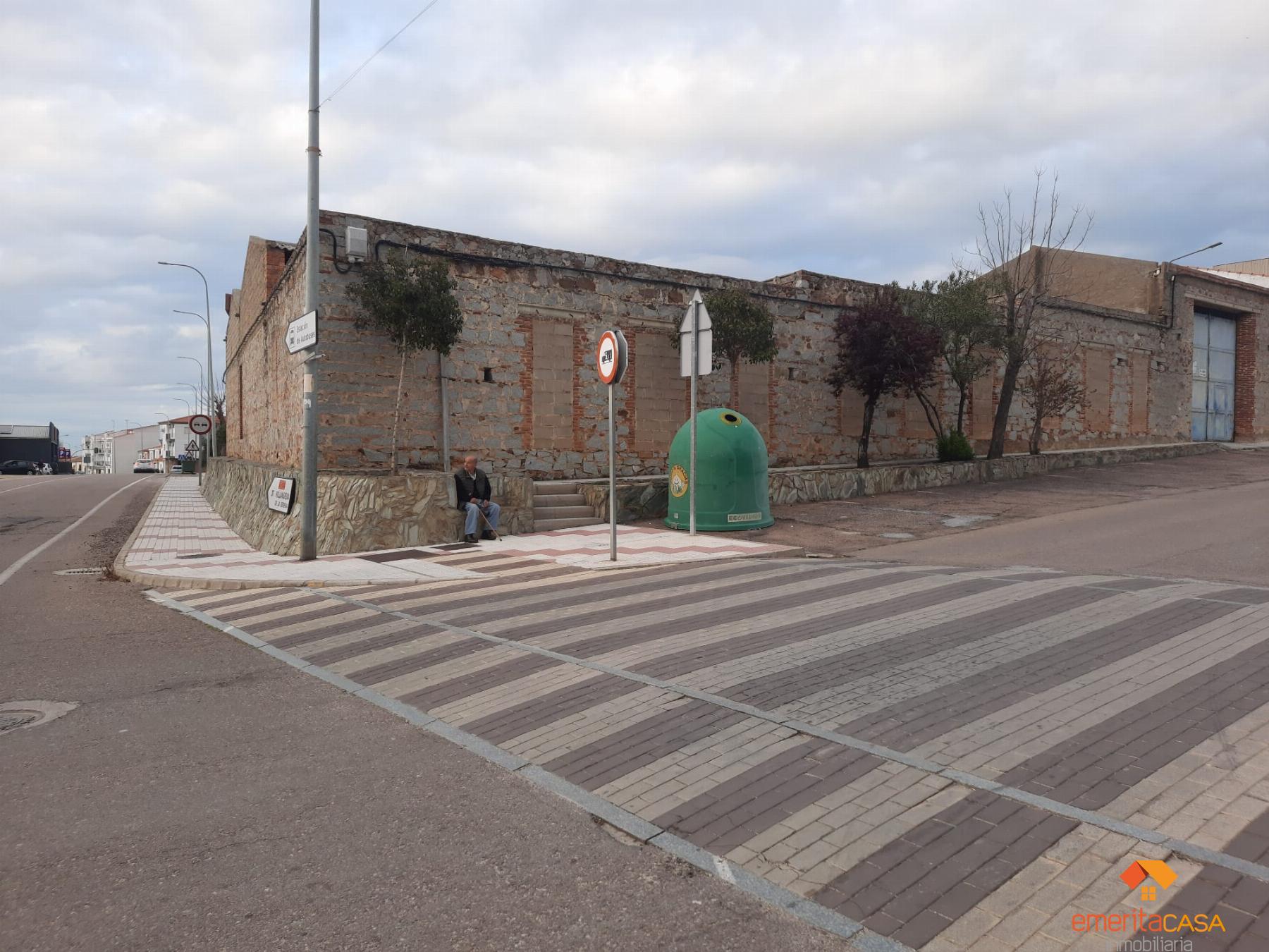 For sale of industrial plant/warehouse in Castuera