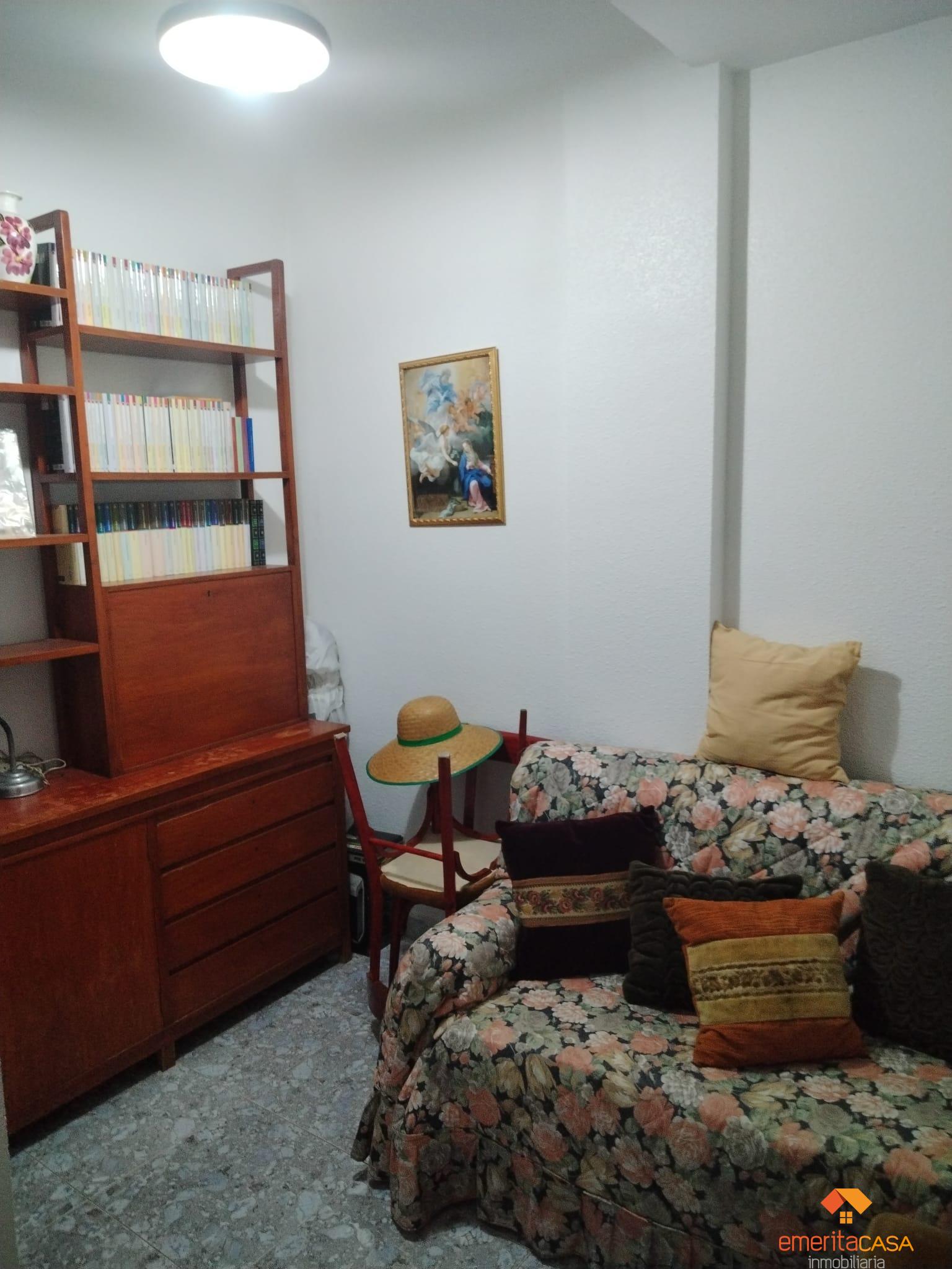 For sale of duplex in Guareña