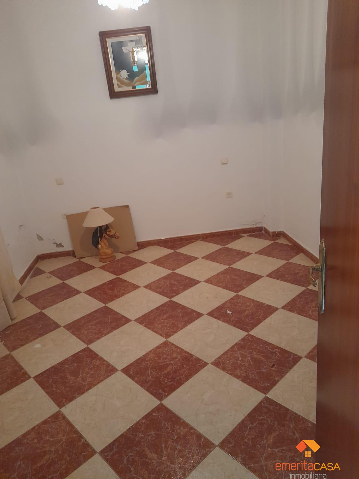 For sale of house in Guareña