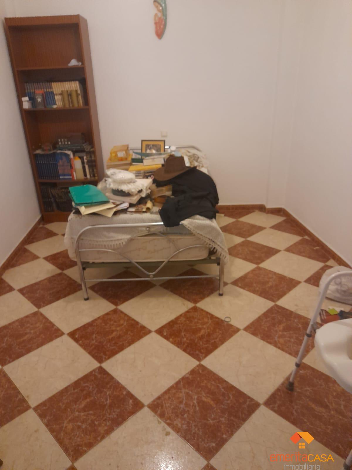 For sale of house in Guareña