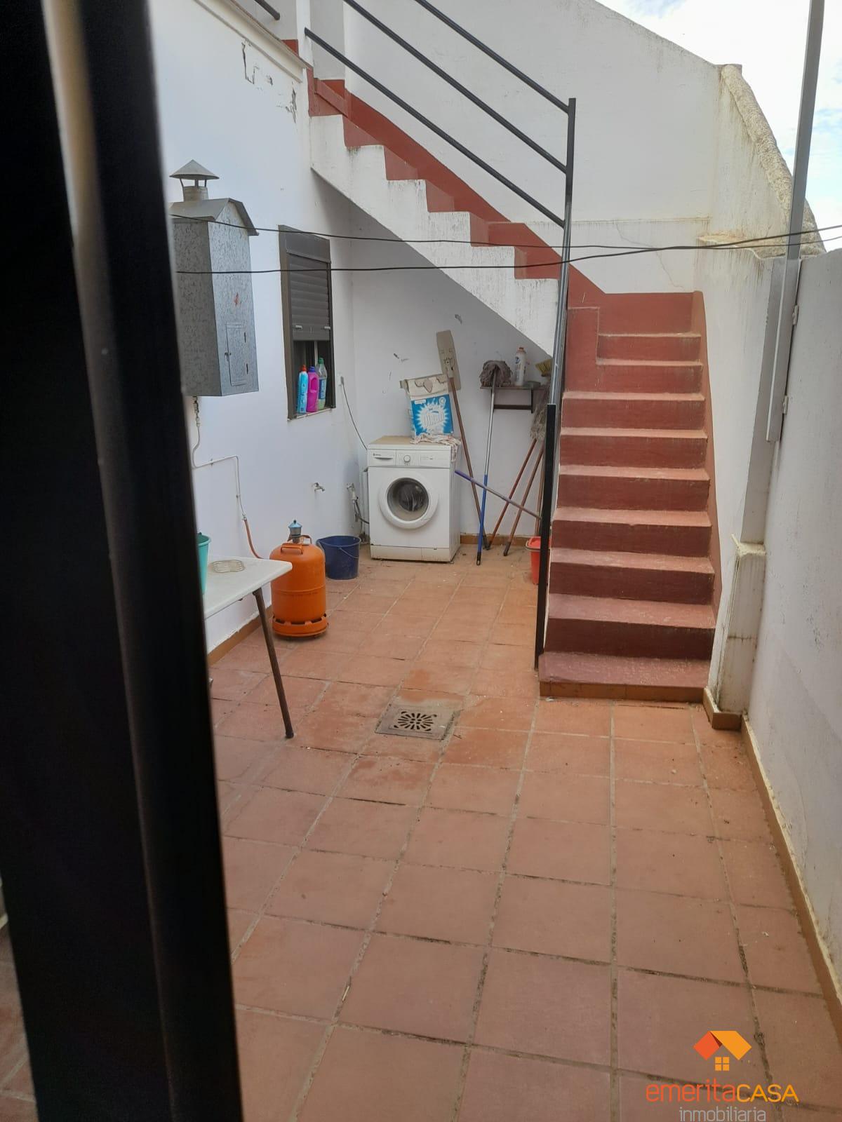 For sale of house in Guareña