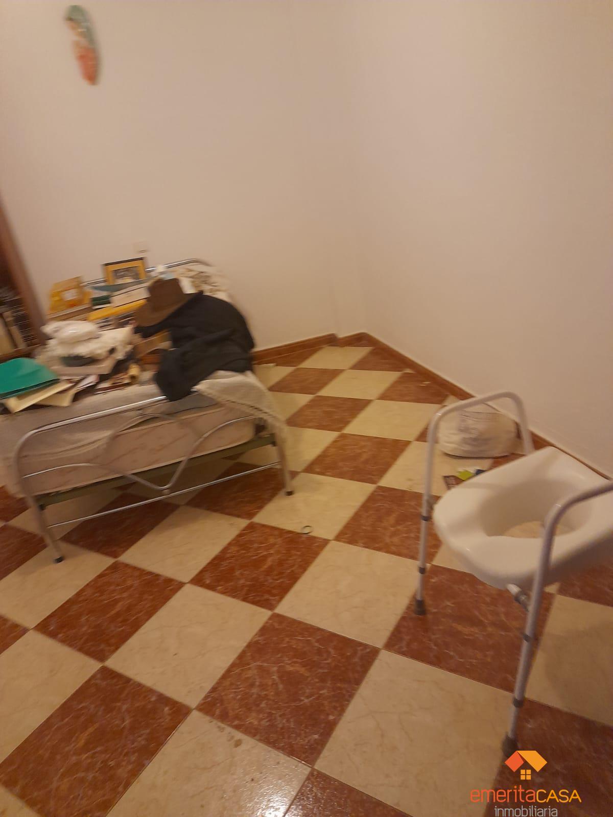 For sale of house in Guareña