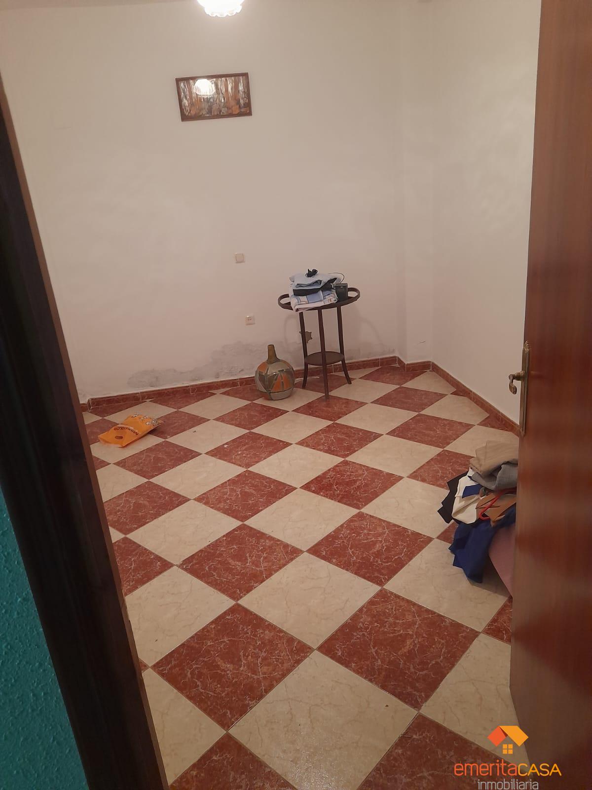 For sale of house in Guareña
