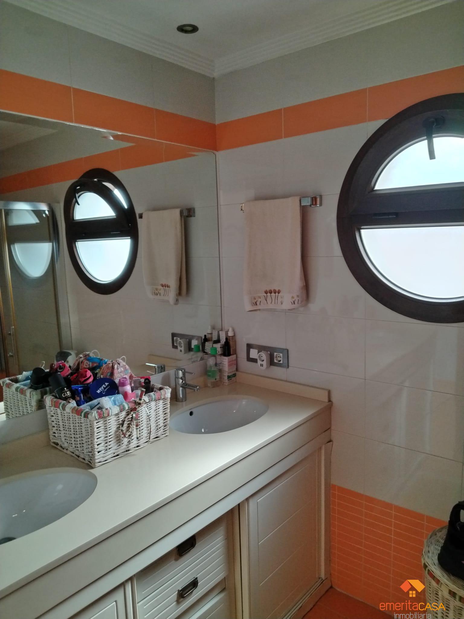 Suite bathroom