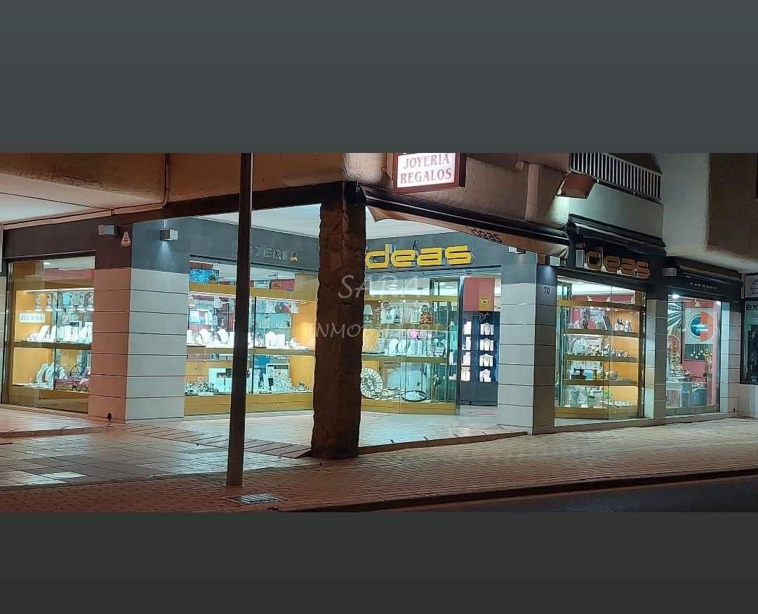 Venta de local comercial en Roquetas de Mar