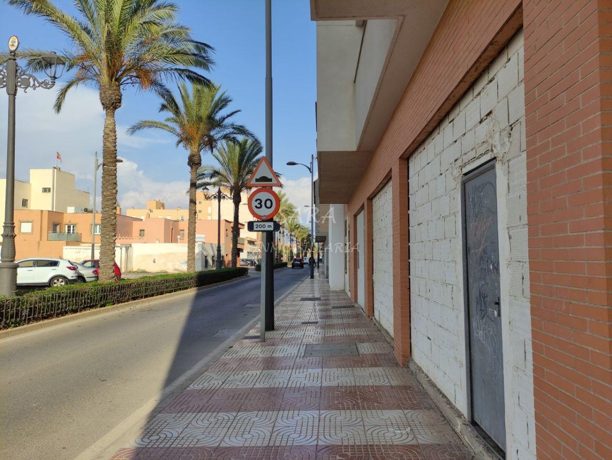 Venta de local comercial en Roquetas de Mar