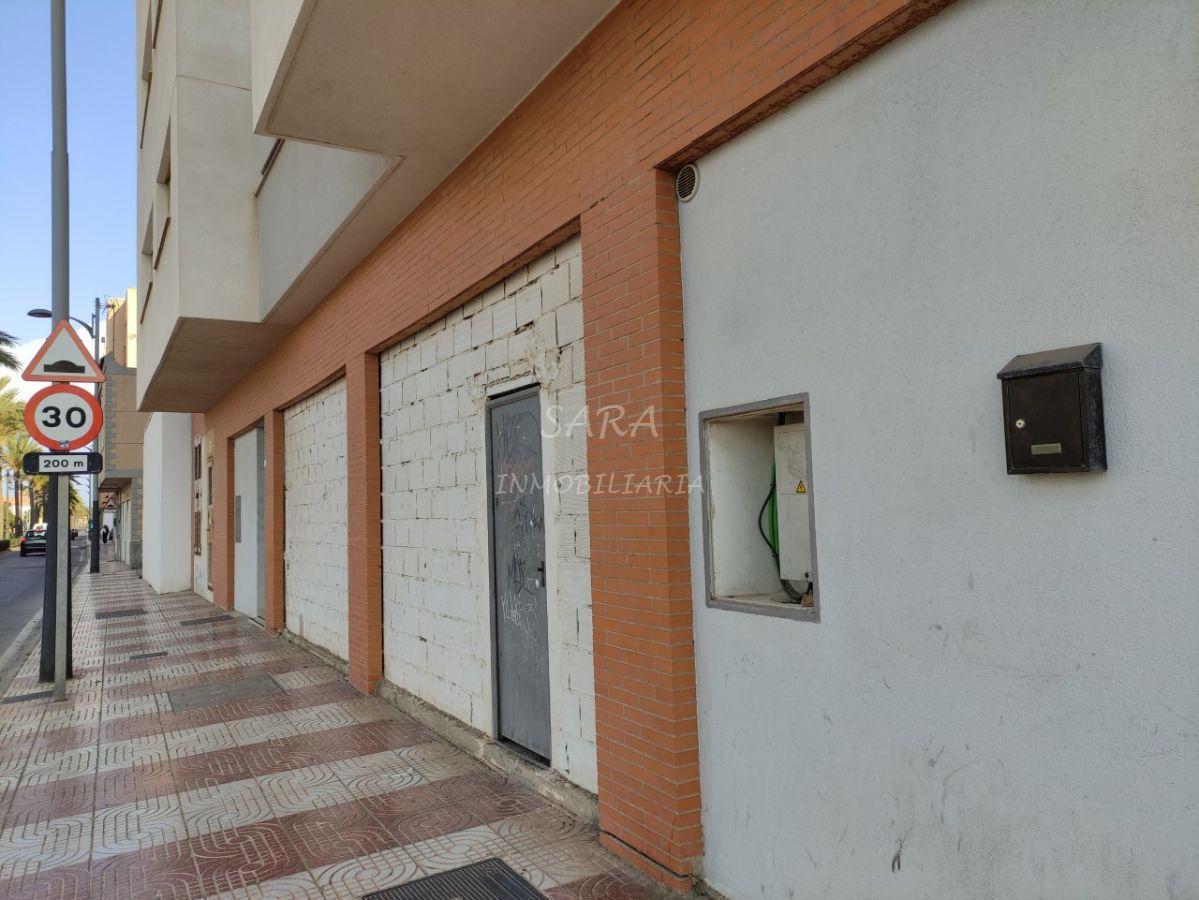 Venta de local comercial en Roquetas de Mar