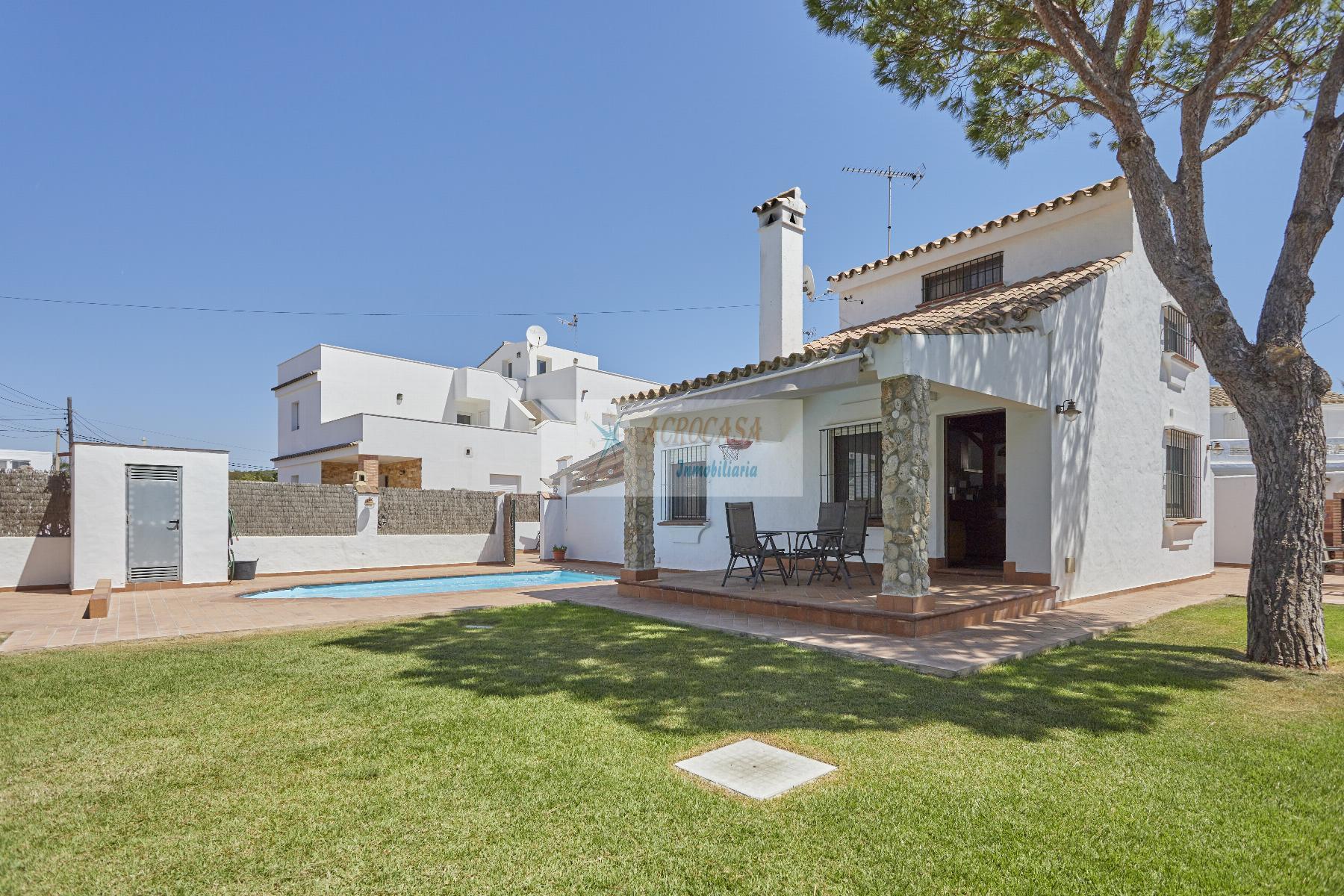 For sale of chalet in Barbate