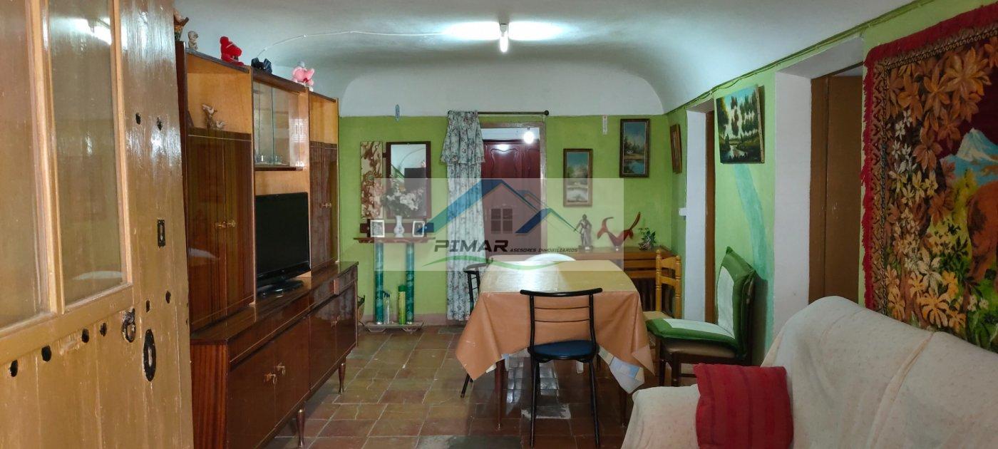 For sale of house in Algueña