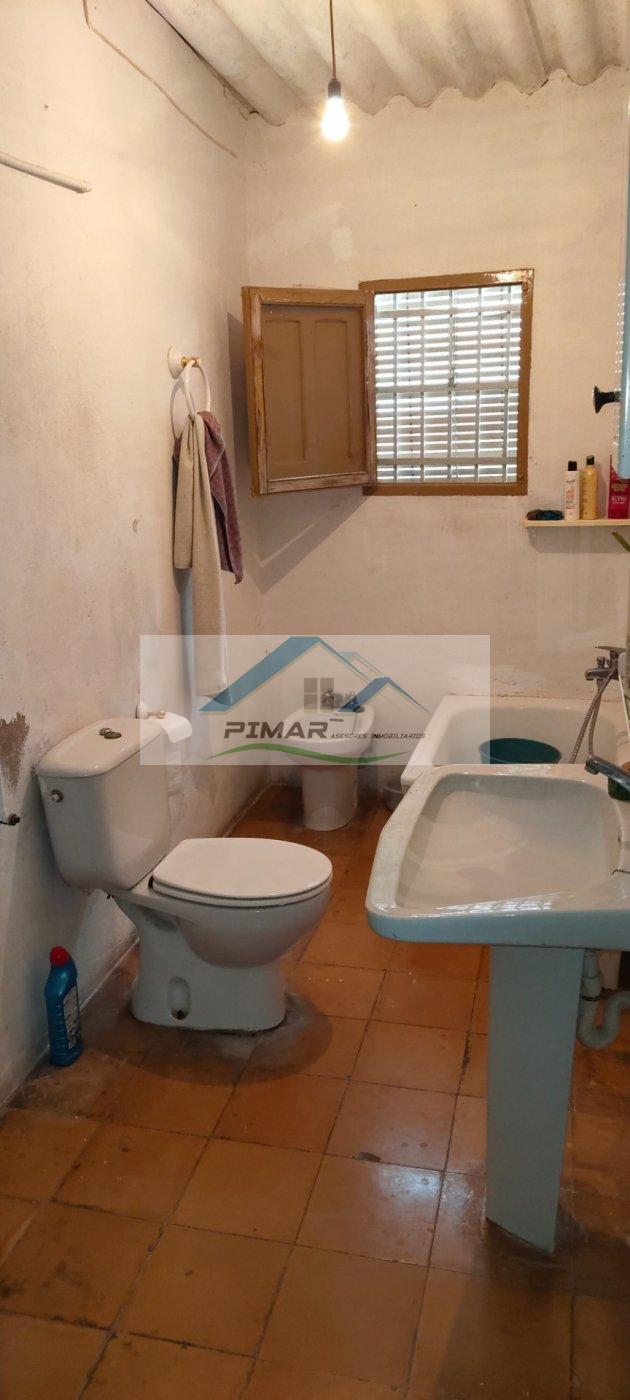 For sale of house in Algueña