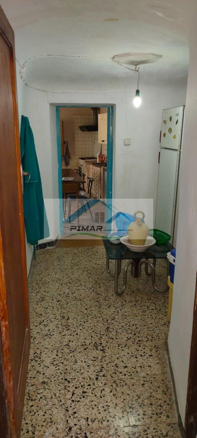 For sale of house in Algueña