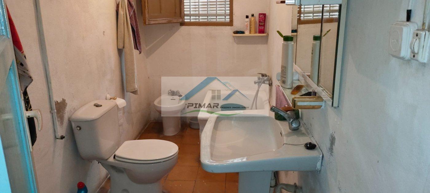 For sale of house in Algueña