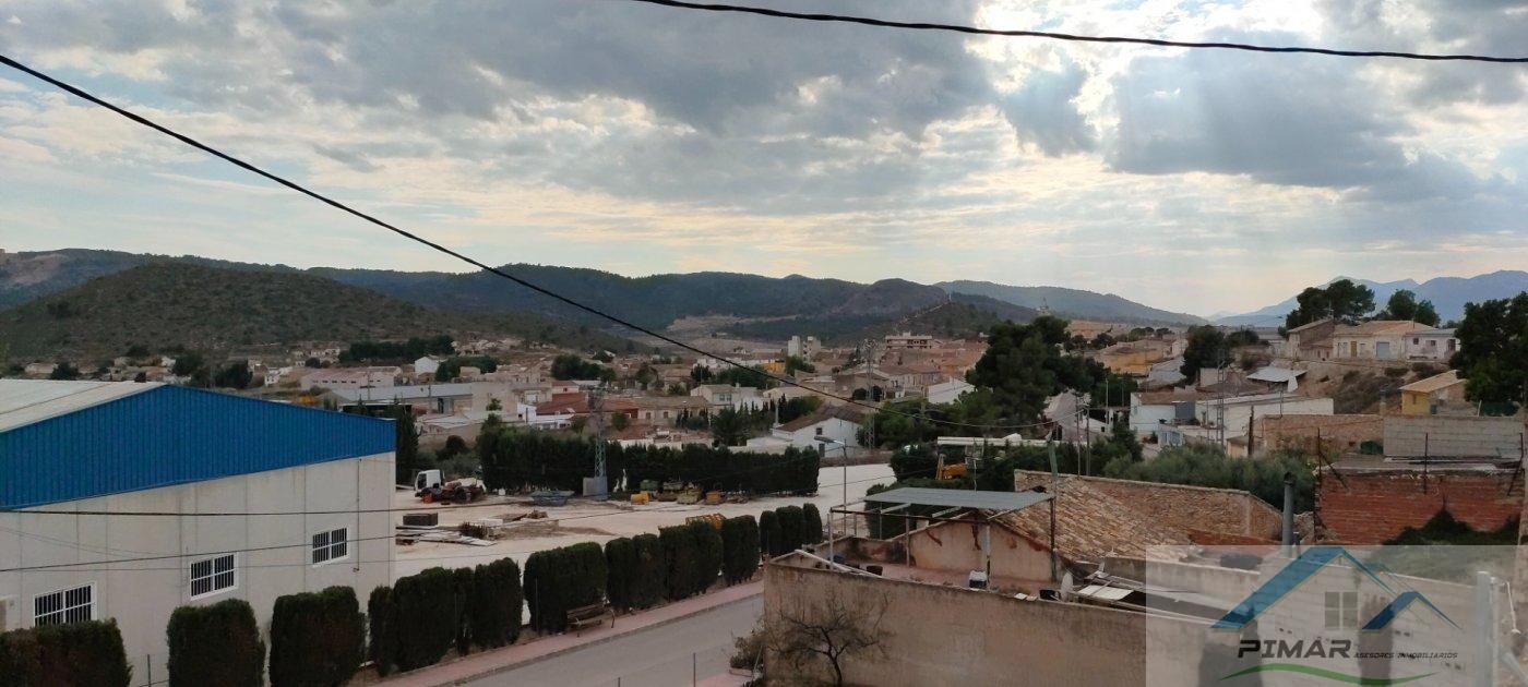 For sale of house in Algueña