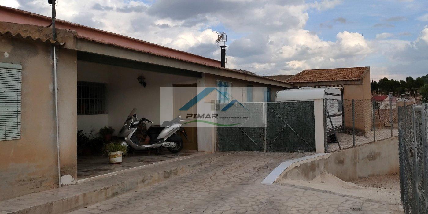 For sale of house in Algueña