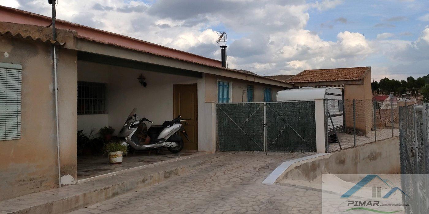 For sale of house in Algueña