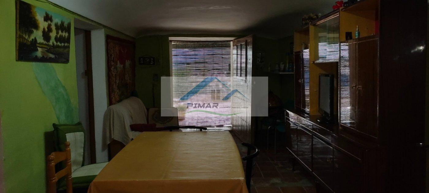 For sale of house in Algueña