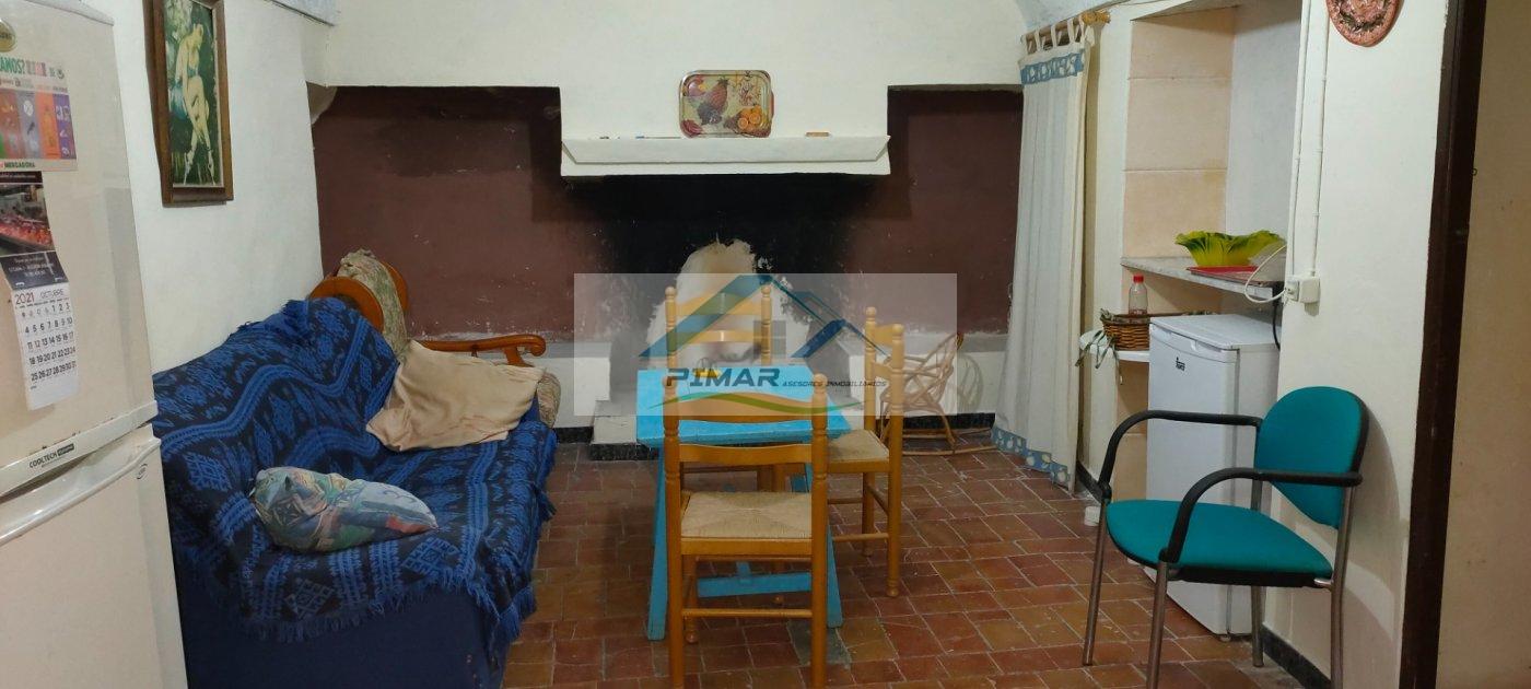 For sale of house in Algueña