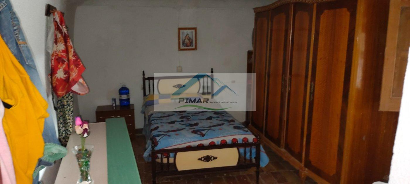 For sale of house in Algueña