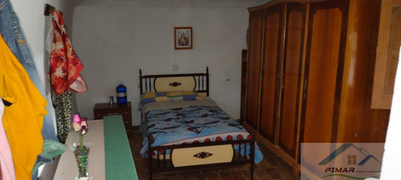 For sale of house in Algueña