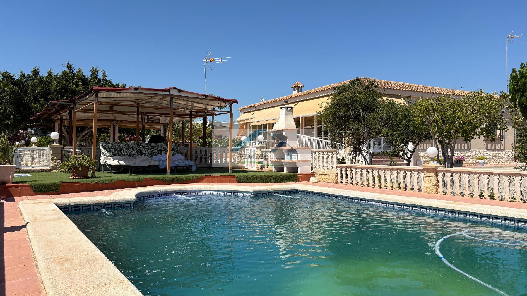 Verkoop van kleine villa in Elche-Elx