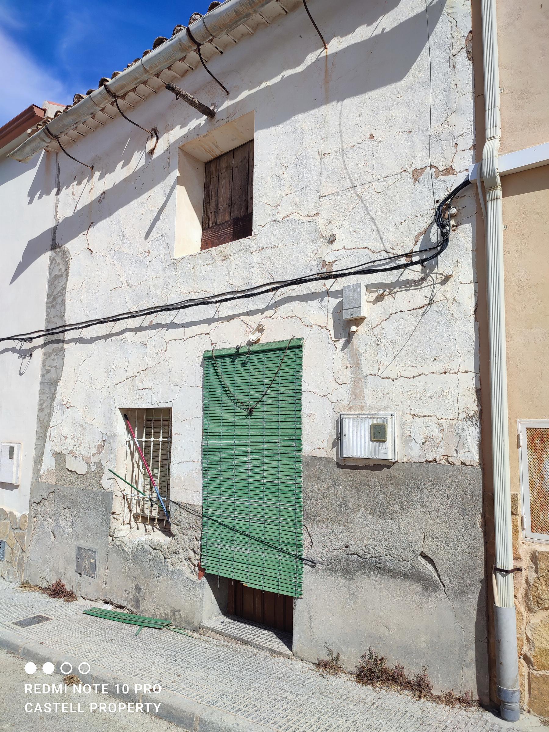 For sale of house in Algueña