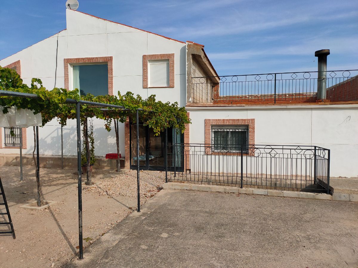 For sale of chalet in Castalla