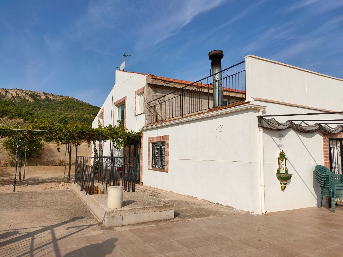 For sale of chalet in Castalla