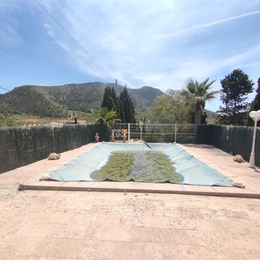 For sale of chalet in Algueña