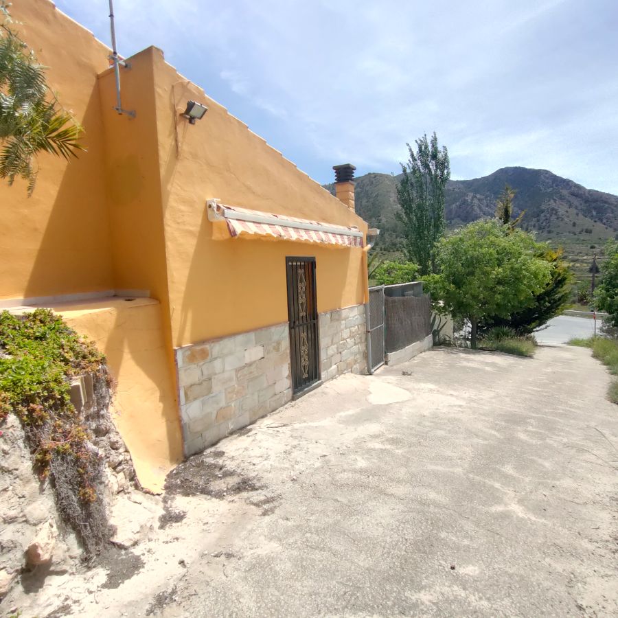 For sale of chalet in Algueña