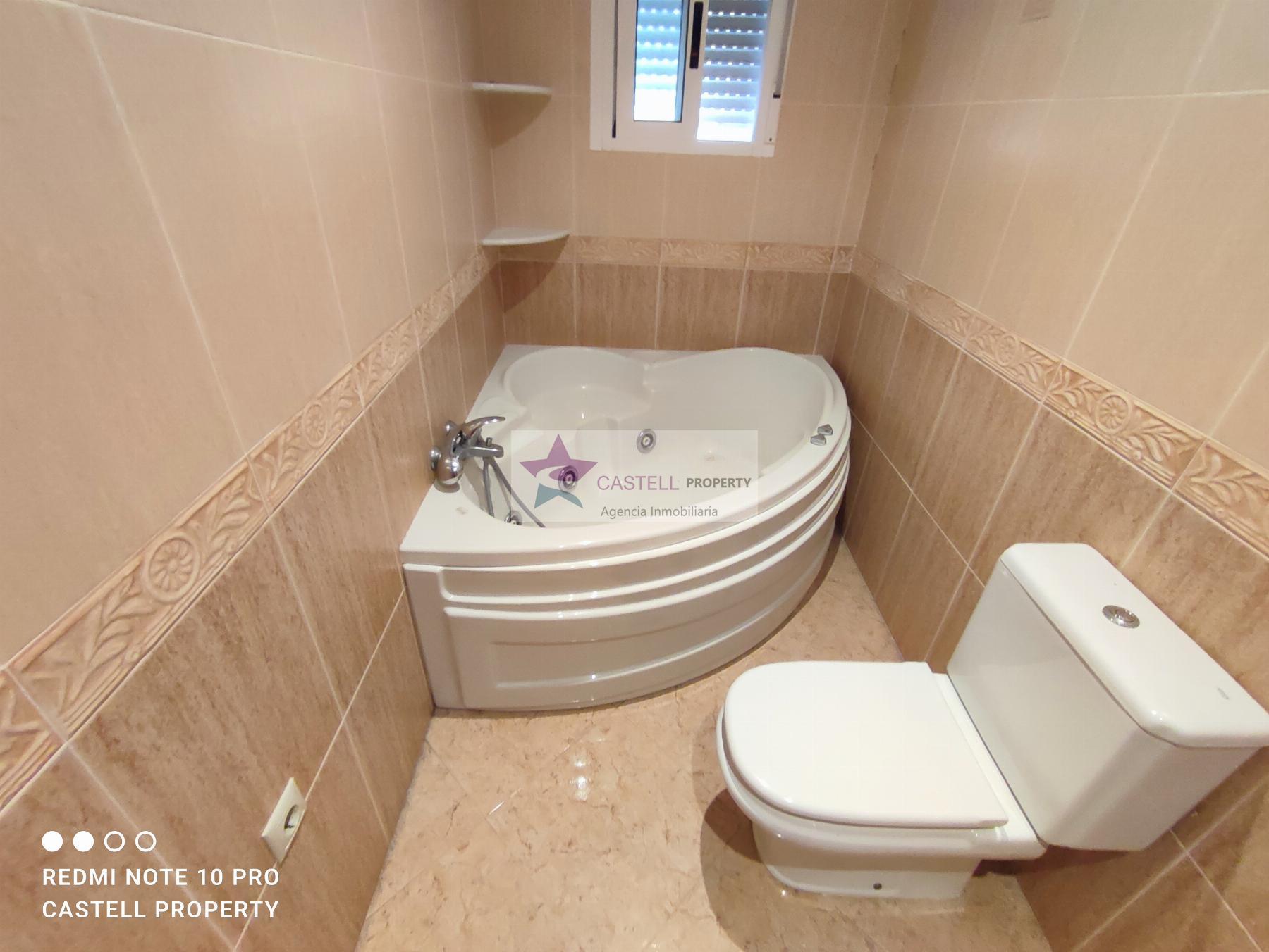 For sale of house in Algueña