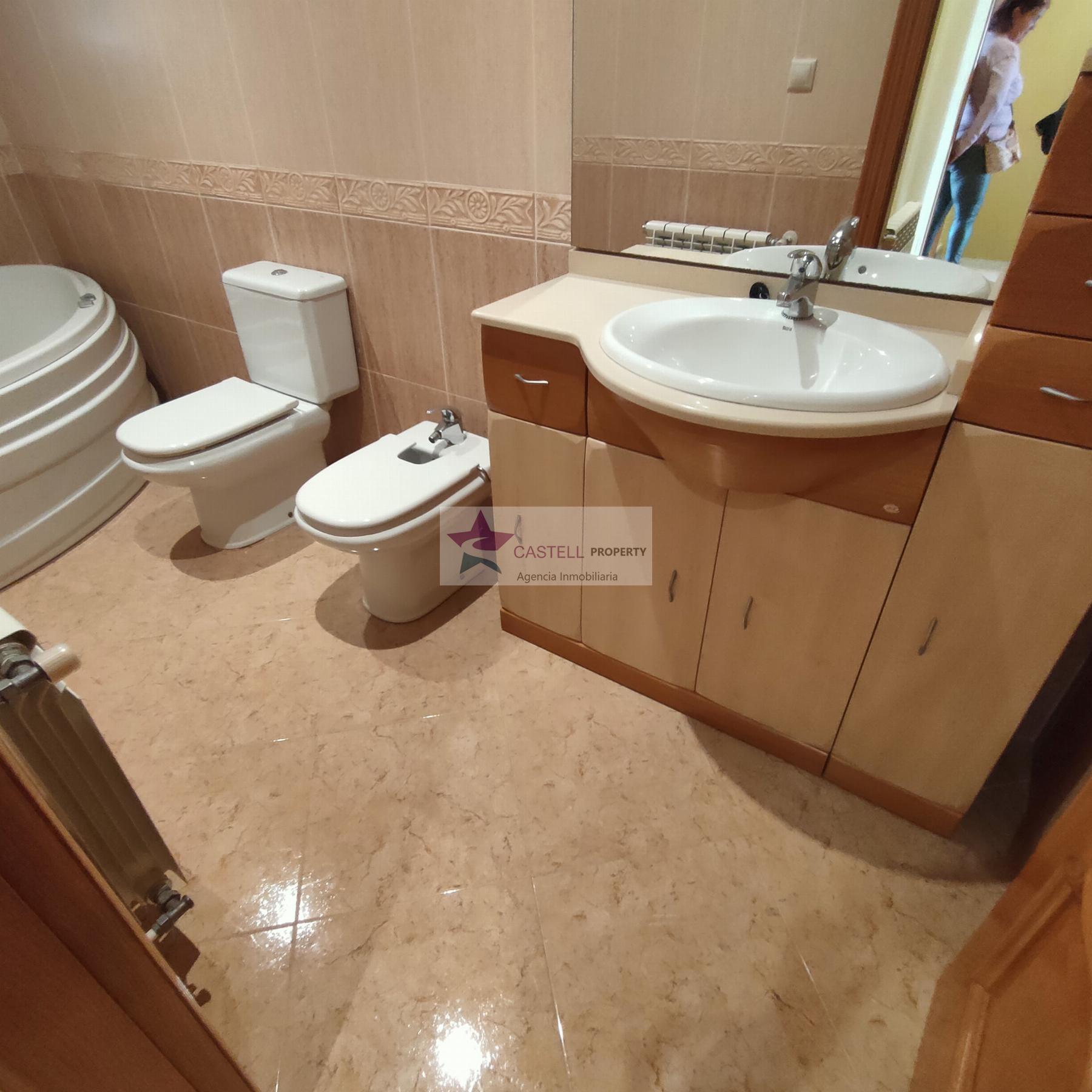 For sale of house in Algueña