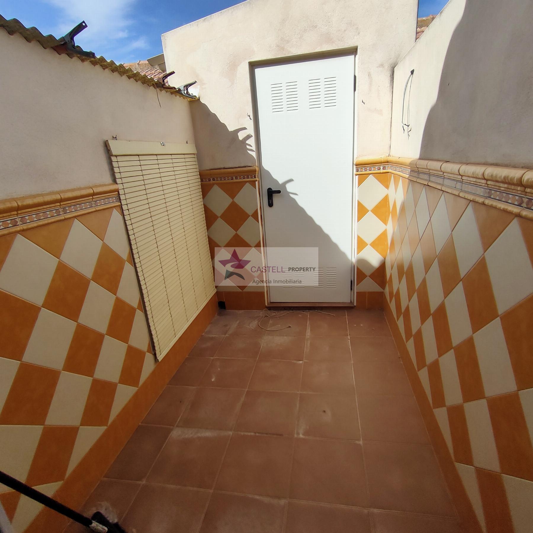 For sale of house in Algueña