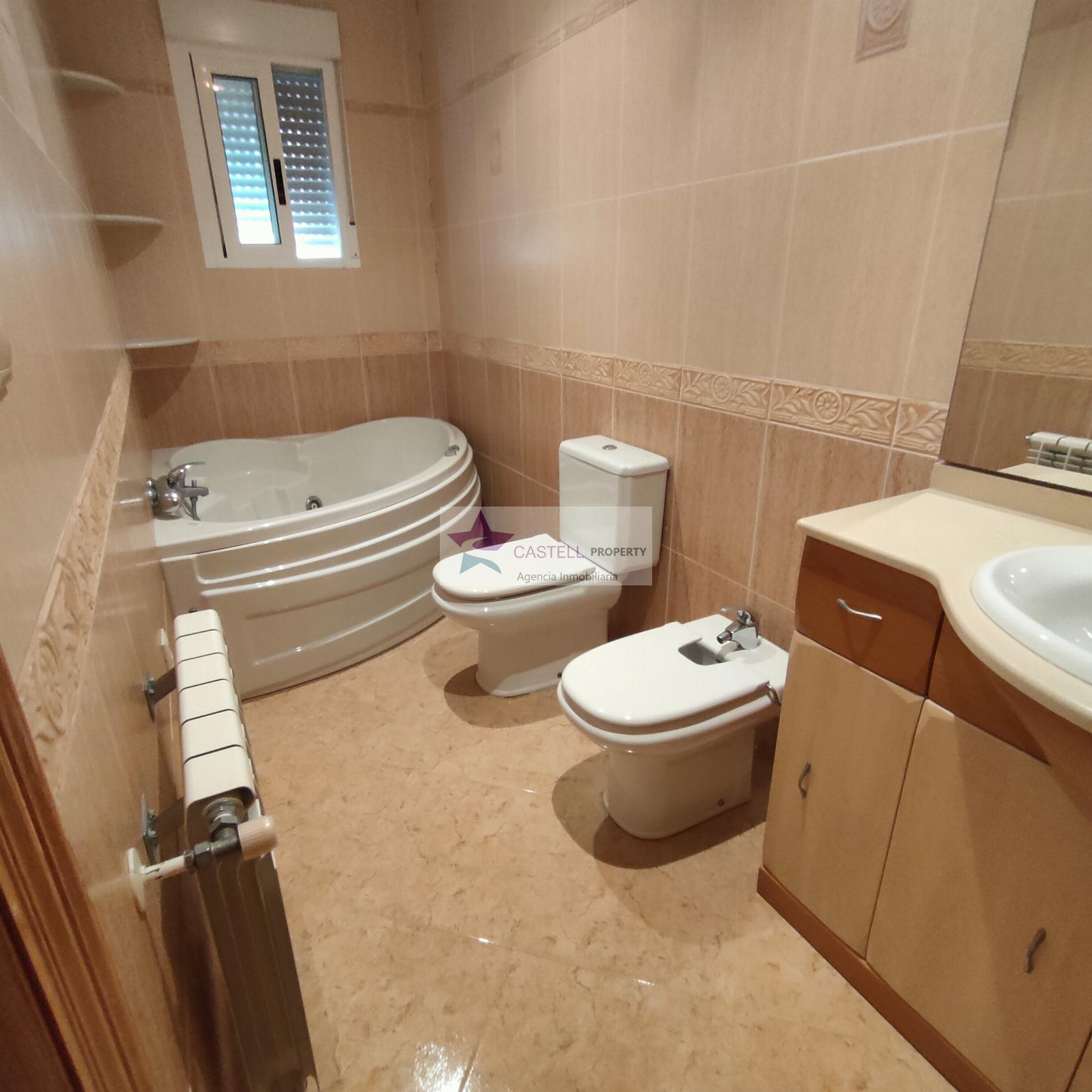 For sale of house in Algueña