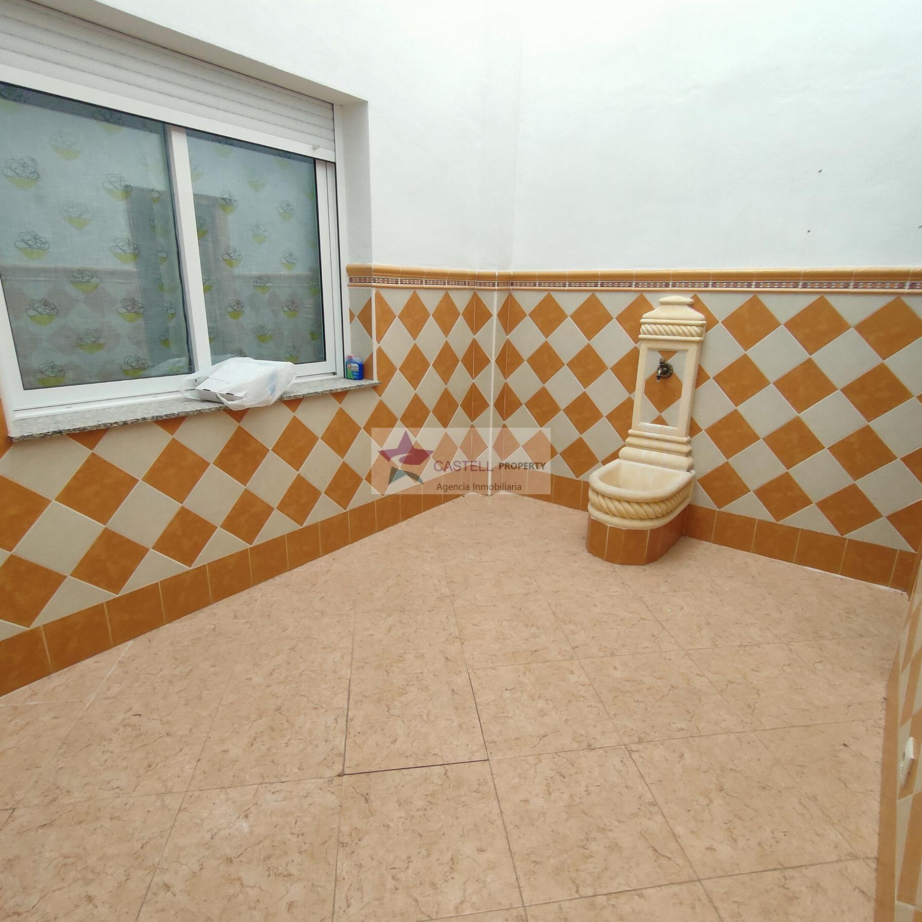 For sale of house in Algueña