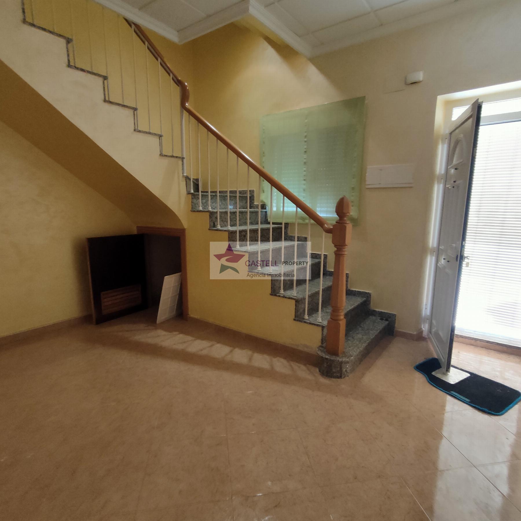 For sale of house in Algueña