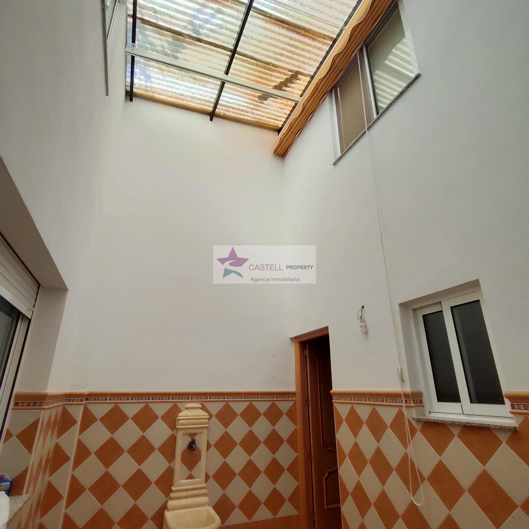 For sale of house in Algueña