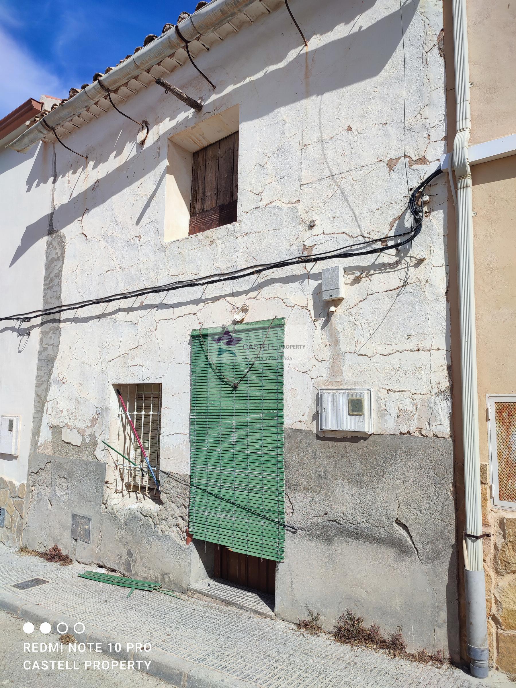 For sale of house in Algueña