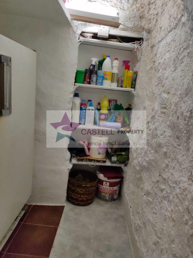 For sale of house in Algueña