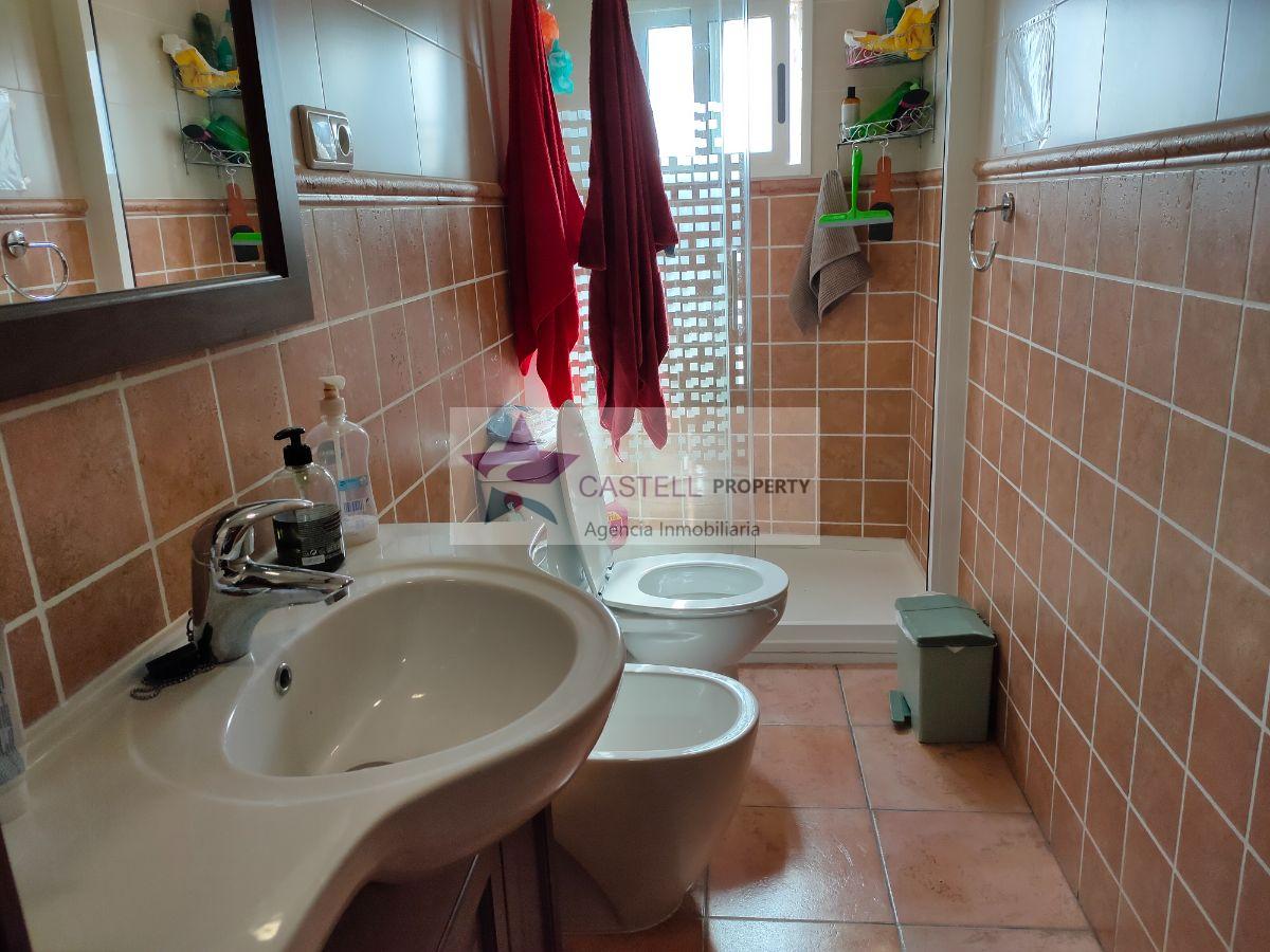 For sale of house in Algueña