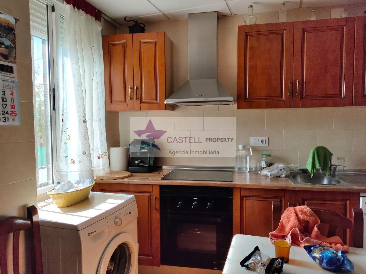 For sale of house in Algueña