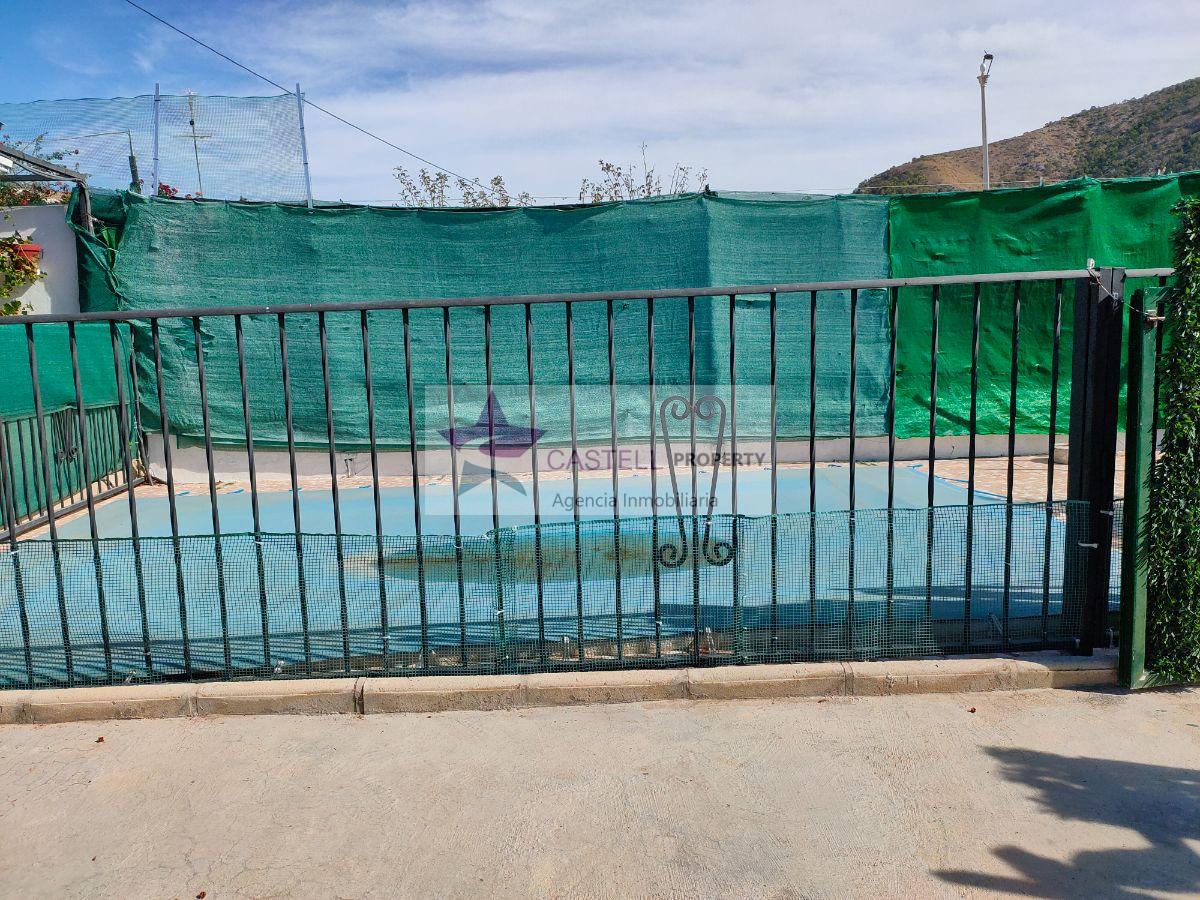 For sale of house in Algueña