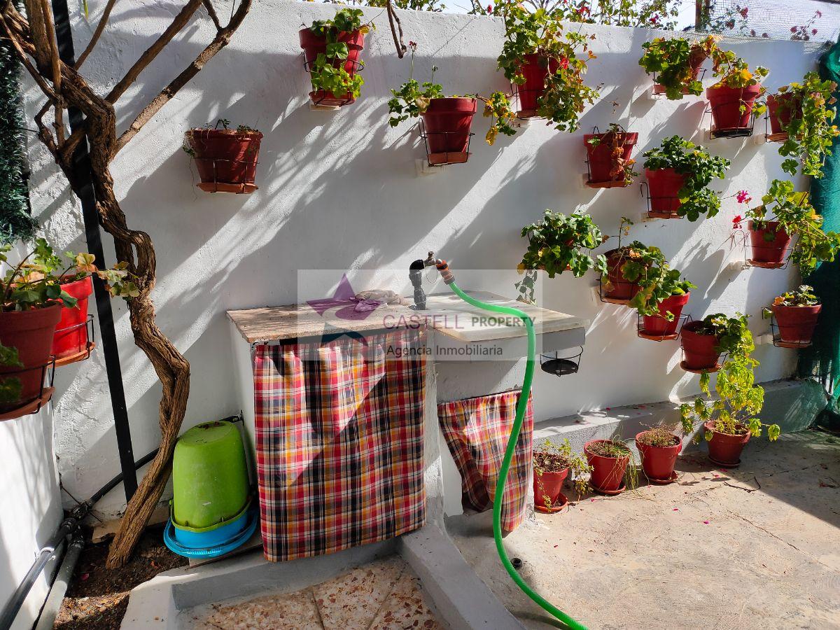 For sale of house in Algueña