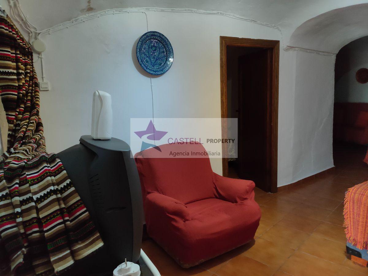 For sale of house in Algueña