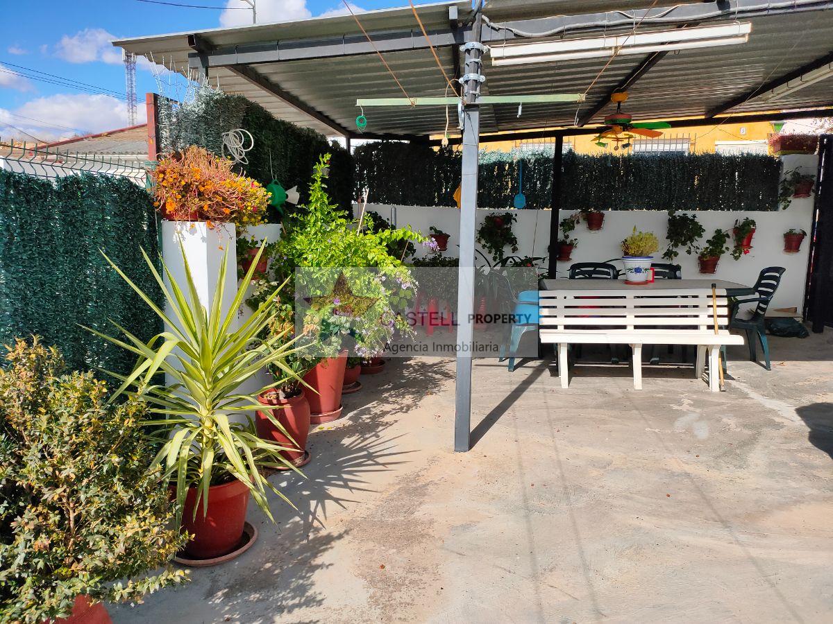 For sale of house in Algueña