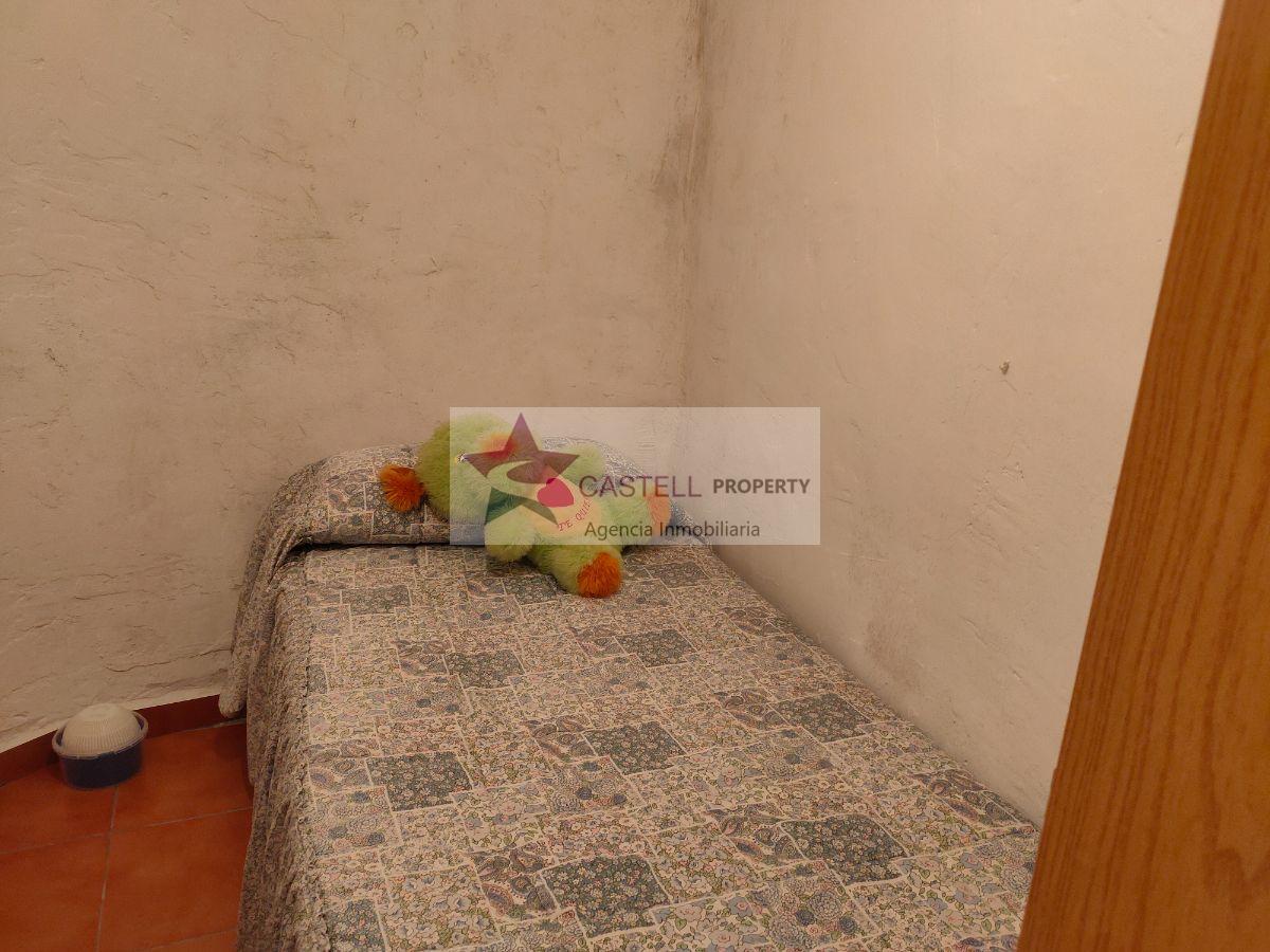 For sale of house in Algueña
