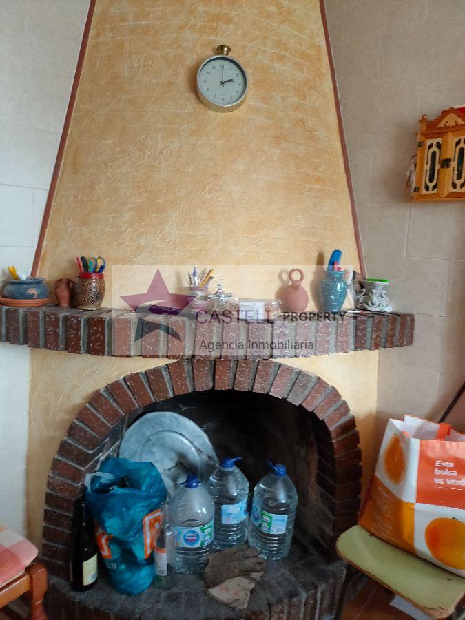 For sale of house in Algueña